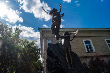 Kharkiv, Ukrayna, 4 Temmuz 2025 Savaş yüzünden ölen çocuklar için. Anıtın ayağının dibine ölen çocukları temsil etmek için çok sayıda oyuncak yerleştirildi..