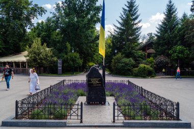 Kharkiv, Ukrayna, 4 Temmuz 2025 Shevchenko Bahçesi, yüzyıllık meşe ağaçları, fıskiyeler, çiçek yatakları ve spor malzemeleriyle Harkiv 'in göbeğindeki zarif park. İnsanlar oraya yürümeyi sever..