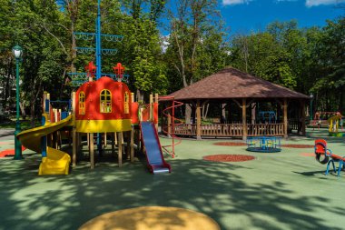 Kharkiv, Ukrayna, 4 Temmuz 2025 Shevchenko Bahçesi, yüzyıllık meşe ağaçları, fıskiyeler, çiçek yatakları ve spor malzemeleriyle Harkiv 'in göbeğindeki zarif park. İnsanlar oraya yürümeyi sever..