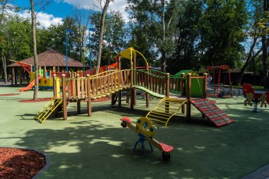 Kharkiv, Ukrayna, 4 Temmuz 2025 Shevchenko Bahçesi, yüzyıllık meşe ağaçları, fıskiyeler, çiçek yatakları ve spor malzemeleriyle Harkiv 'in göbeğindeki zarif park. İnsanlar oraya yürümeyi sever..