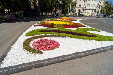 Kharkiv, Ukrayna, 4 Temmuz 2025 Shevchenko Bahçesi, yüzyıllık meşe ağaçları, fıskiyeler, çiçek yatakları ve spor malzemeleriyle Harkiv 'in göbeğindeki zarif park. İnsanlar oraya yürümeyi sever..