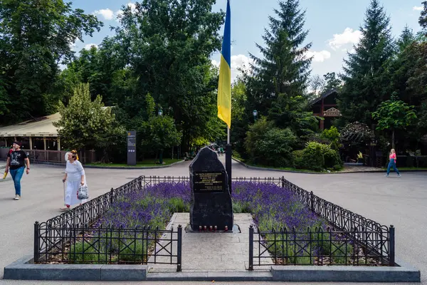 Kharkiv, Ukrayna, 4 Temmuz 2025 Shevchenko Bahçesi, yüzyıllık meşe ağaçları, fıskiyeler, çiçek yatakları ve spor malzemeleriyle Harkiv 'in göbeğindeki zarif park. İnsanlar oraya yürümeyi sever..