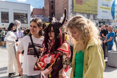 Kharkiv, Ukrayna, 5 Temmuz 2025 Cosplay partisi Harkiv sokaklarında. Şehir bombalama tehdidi altındayken ve ülke savaş içindeyken sokaklarda manga karakterler gibi giyinmiş gençler geçit töreni yapıyor..