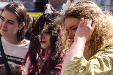 Kharkiv, Ukrayna, 5 Temmuz 2025 Cosplay partisi Harkiv sokaklarında. Şehir bombalama tehdidi altındayken ve ülke savaş içindeyken sokaklarda manga karakterler gibi giyinmiş gençler geçit töreni yapıyor..