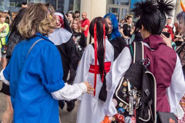 Kharkiv, Ukrayna, 5 Temmuz 2025 Cosplay partisi Harkiv sokaklarında. Şehir bombalama tehdidi altındayken ve ülke savaş içindeyken sokaklarda manga karakterler gibi giyinmiş gençler geçit töreni yapıyor..