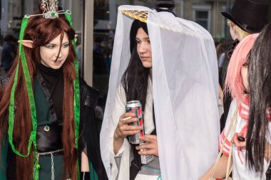 Kharkiv, Ukrayna, 5 Temmuz 2025 Cosplay partisi Harkiv sokaklarında. Şehir bombalama tehdidi altındayken ve ülke savaş içindeyken sokaklarda manga karakterler gibi giyinmiş gençler geçit töreni yapıyor..