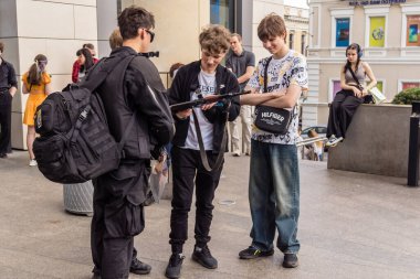 Kharkiv, Ukrayna, 5 Temmuz 2025 Cosplay partisi Harkiv sokaklarında. Şehir bombalama tehdidi altındayken ve ülke savaş içindeyken sokaklarda manga karakterler gibi giyinmiş gençler geçit töreni yapıyor..