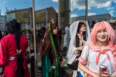 Kharkiv, Ukrayna, 5 Temmuz 2025 Cosplay partisi Harkiv sokaklarında. Şehir bombalama tehdidi altındayken ve ülke savaş içindeyken sokaklarda manga karakterler gibi giyinmiş gençler geçit töreni yapıyor..