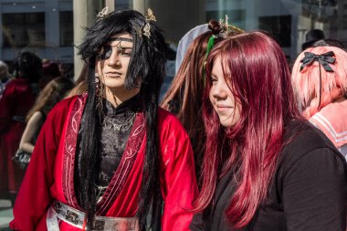 Kharkiv, Ukrayna, 5 Temmuz 2025 Cosplay partisi Harkiv sokaklarında. Şehir bombalama tehdidi altındayken ve ülke savaş içindeyken sokaklarda manga karakterler gibi giyinmiş gençler geçit töreni yapıyor..