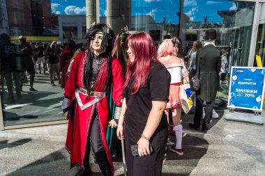 Kharkiv, Ukrayna, 5 Temmuz 2025 Cosplay partisi Harkiv sokaklarında. Şehir bombalama tehdidi altındayken ve ülke savaş içindeyken sokaklarda manga karakterler gibi giyinmiş gençler geçit töreni yapıyor..