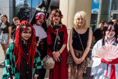 Kharkiv, Ukrayna, 5 Temmuz 2025 Cosplay partisi Harkiv sokaklarında. Şehir bombalama tehdidi altındayken ve ülke savaş içindeyken sokaklarda manga karakterler gibi giyinmiş gençler geçit töreni yapıyor..