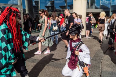Kharkiv, Ukrayna, 5 Temmuz 2025 Cosplay partisi Harkiv sokaklarında. Şehir bombalama tehdidi altındayken ve ülke savaş içindeyken sokaklarda manga karakterler gibi giyinmiş gençler geçit töreni yapıyor..