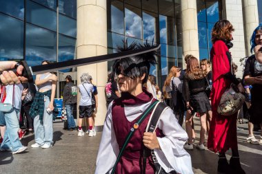 Kharkiv, Ukrayna, 5 Temmuz 2025 Cosplay partisi Harkiv sokaklarında. Şehir bombalama tehdidi altındayken ve ülke savaş içindeyken sokaklarda manga karakterler gibi giyinmiş gençler geçit töreni yapıyor..