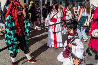 Kharkiv, Ukrayna, 5 Temmuz 2025 Cosplay partisi Harkiv sokaklarında. Şehir bombalama tehdidi altındayken ve ülke savaş içindeyken sokaklarda manga karakterler gibi giyinmiş gençler geçit töreni yapıyor..