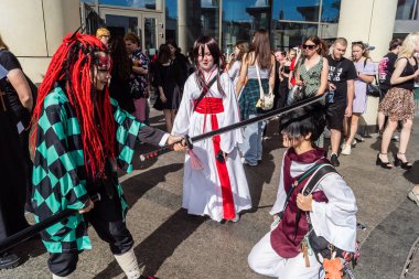 Kharkiv, Ukrayna, 5 Temmuz 2025 Cosplay partisi Harkiv sokaklarında. Şehir bombalama tehdidi altındayken ve ülke savaş içindeyken sokaklarda manga karakterler gibi giyinmiş gençler geçit töreni yapıyor..