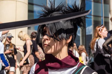 Kharkiv, Ukrayna, 5 Temmuz 2025 Cosplay partisi Harkiv sokaklarında. Şehir bombalama tehdidi altındayken ve ülke savaş içindeyken sokaklarda manga karakterler gibi giyinmiş gençler geçit töreni yapıyor..