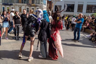 Kharkiv, Ukrayna, 5 Temmuz 2025 Cosplay partisi Harkiv sokaklarında. Şehir bombalama tehdidi altındayken ve ülke savaş içindeyken sokaklarda manga karakterler gibi giyinmiş gençler geçit töreni yapıyor..