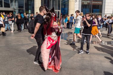 Kharkiv, Ukrayna, 5 Temmuz 2025 Cosplay partisi Harkiv sokaklarında. Şehir bombalama tehdidi altındayken ve ülke savaş içindeyken sokaklarda manga karakterler gibi giyinmiş gençler geçit töreni yapıyor..