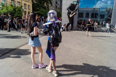 Kharkiv, Ukrayna, 5 Temmuz 2025 Cosplay partisi Harkiv sokaklarında. Şehir bombalama tehdidi altındayken ve ülke savaş içindeyken sokaklarda manga karakterler gibi giyinmiş gençler geçit töreni yapıyor..
