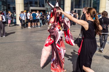 Kharkiv, Ukrayna, 5 Temmuz 2025 Cosplay partisi Harkiv sokaklarında. Şehir bombalama tehdidi altındayken ve ülke savaş içindeyken sokaklarda manga karakterler gibi giyinmiş gençler geçit töreni yapıyor..