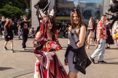 Kharkiv, Ukrayna, 5 Temmuz 2025 Cosplay partisi Harkiv sokaklarında. Şehir bombalama tehdidi altındayken ve ülke savaş içindeyken sokaklarda manga karakterler gibi giyinmiş gençler geçit töreni yapıyor..