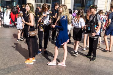 Kharkiv, Ukrayna, 5 Temmuz 2025 Cosplay partisi Harkiv sokaklarında. Şehir bombalama tehdidi altındayken ve ülke savaş içindeyken sokaklarda manga karakterler gibi giyinmiş gençler geçit töreni yapıyor..