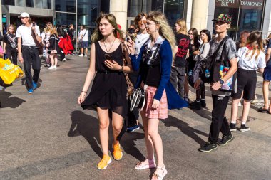 Kharkiv, Ukrayna, 5 Temmuz 2025 Cosplay partisi Harkiv sokaklarında. Şehir bombalama tehdidi altındayken ve ülke savaş içindeyken sokaklarda manga karakterler gibi giyinmiş gençler geçit töreni yapıyor..