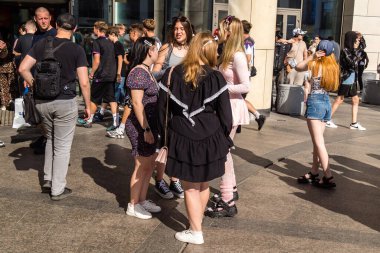 Kharkiv, Ukrayna, 5 Temmuz 2025 Cosplay partisi Harkiv sokaklarında. Şehir bombalama tehdidi altındayken ve ülke savaş içindeyken sokaklarda manga karakterler gibi giyinmiş gençler geçit töreni yapıyor..