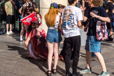 Kharkiv, Ukrayna, 5 Temmuz 2025 Cosplay partisi Harkiv sokaklarında. Şehir bombalama tehdidi altındayken ve ülke savaş içindeyken sokaklarda manga karakterler gibi giyinmiş gençler geçit töreni yapıyor..