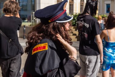 Kharkiv, Ukrayna, 5 Temmuz 2025 Cosplay partisi Harkiv sokaklarında. Şehir bombalama tehdidi altındayken ve ülke savaş içindeyken sokaklarda manga karakterler gibi giyinmiş gençler geçit töreni yapıyor..