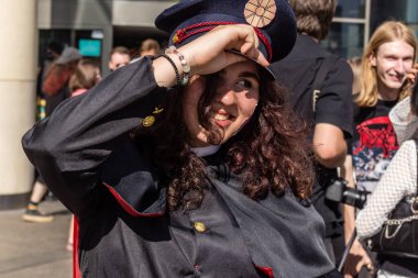 Kharkiv, Ukrayna, 5 Temmuz 2025 Cosplay partisi Harkiv sokaklarında. Şehir bombalama tehdidi altındayken ve ülke savaş içindeyken sokaklarda manga karakterler gibi giyinmiş gençler geçit töreni yapıyor..