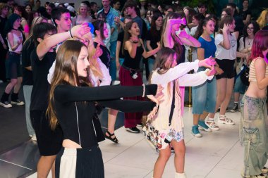 Kharkiv, Ukrayna, 5 Temmuz 2025 Cosplay partisi Harkiv sokaklarında. Şehir bombalama tehdidi altındayken ve ülke savaş içindeyken sokaklarda manga karakterler gibi giyinmiş gençler geçit töreni yapıyor..