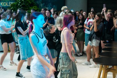 Kharkiv, Ukrayna, 5 Temmuz 2025 Cosplay partisi Harkiv sokaklarında. Şehir bombalama tehdidi altındayken ve ülke savaş içindeyken sokaklarda manga karakterler gibi giyinmiş gençler geçit töreni yapıyor..