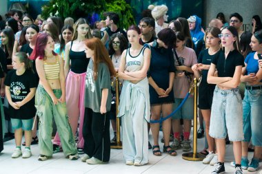 Kharkiv, Ukrayna, 5 Temmuz 2025 Cosplay partisi Harkiv sokaklarında. Şehir bombalama tehdidi altındayken ve ülke savaş içindeyken sokaklarda manga karakterler gibi giyinmiş gençler geçit töreni yapıyor..