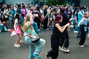 Kharkiv, Ukrayna, 5 Temmuz 2025 Cosplay partisi Harkiv sokaklarında. Şehir bombalama tehdidi altındayken ve ülke savaş içindeyken sokaklarda manga karakterler gibi giyinmiş gençler geçit töreni yapıyor..