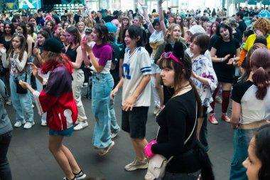 Kharkiv, Ukrayna, 5 Temmuz 2025 Cosplay partisi Harkiv sokaklarında. Şehir bombalama tehdidi altındayken ve ülke savaş içindeyken sokaklarda manga karakterler gibi giyinmiş gençler geçit töreni yapıyor..