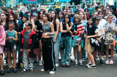 Kharkiv, Ukrayna, 5 Temmuz 2025 Cosplay partisi Harkiv sokaklarında. Şehir bombalama tehdidi altındayken ve ülke savaş içindeyken sokaklarda manga karakterler gibi giyinmiş gençler geçit töreni yapıyor..