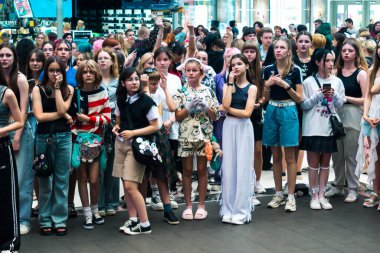 Kharkiv, Ukrayna, 5 Temmuz 2025 Cosplay partisi Harkiv sokaklarında. Şehir bombalama tehdidi altındayken ve ülke savaş içindeyken sokaklarda manga karakterler gibi giyinmiş gençler geçit töreni yapıyor..