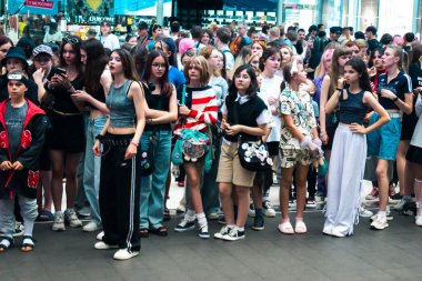 Kharkiv, Ukrayna, 5 Temmuz 2025 Cosplay partisi Harkiv sokaklarında. Şehir bombalama tehdidi altındayken ve ülke savaş içindeyken sokaklarda manga karakterler gibi giyinmiş gençler geçit töreni yapıyor..