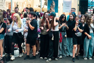 Kharkiv, Ukrayna, 5 Temmuz 2025 Cosplay partisi Harkiv sokaklarında. Şehir bombalama tehdidi altındayken ve ülke savaş içindeyken sokaklarda manga karakterler gibi giyinmiş gençler geçit töreni yapıyor..