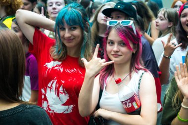 Kharkiv, Ukrayna, 5 Temmuz 2025 Cosplay partisi Harkiv sokaklarında. Şehir bombalama tehdidi altındayken ve ülke savaş içindeyken sokaklarda manga karakterler gibi giyinmiş gençler geçit töreni yapıyor..