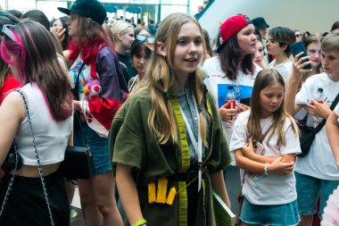 Kharkiv, Ukrayna, 5 Temmuz 2025 Cosplay partisi Harkiv sokaklarında. Şehir bombalama tehdidi altındayken ve ülke savaş içindeyken sokaklarda manga karakterler gibi giyinmiş gençler geçit töreni yapıyor..
