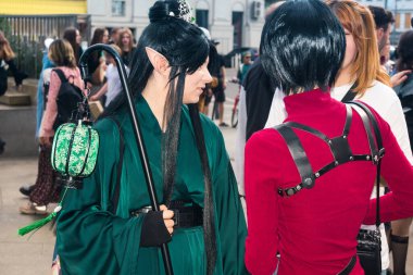 Kharkiv, Ukrayna, 5 Temmuz 2025 Cosplay partisi Harkiv sokaklarında. Şehir bombalama tehdidi altındayken ve ülke savaş içindeyken sokaklarda manga karakterler gibi giyinmiş gençler geçit töreni yapıyor..