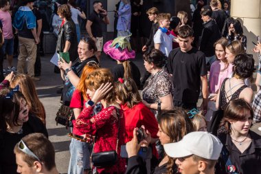 Kharkiv, Ukrayna, 5 Temmuz 2025 Cosplay partisi Harkiv sokaklarında. Şehir bombalama tehdidi altındayken ve ülke savaş içindeyken sokaklarda manga karakterler gibi giyinmiş gençler geçit töreni yapıyor..