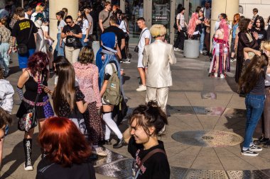 Kharkiv, Ukrayna, 5 Temmuz 2025 Cosplay partisi Harkiv sokaklarında. Şehir bombalama tehdidi altındayken ve ülke savaş içindeyken sokaklarda manga karakterler gibi giyinmiş gençler geçit töreni yapıyor..