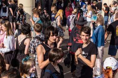 Kharkiv, Ukrayna, 5 Temmuz 2025 Cosplay partisi Harkiv sokaklarında. Şehir bombalama tehdidi altındayken ve ülke savaş içindeyken sokaklarda manga karakterler gibi giyinmiş gençler geçit töreni yapıyor..