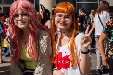 Kharkiv, Ukrayna, 5 Temmuz 2025 Cosplay partisi Harkiv sokaklarında. Şehir bombalama tehdidi altındayken ve ülke savaş içindeyken sokaklarda manga karakterler gibi giyinmiş gençler geçit töreni yapıyor..