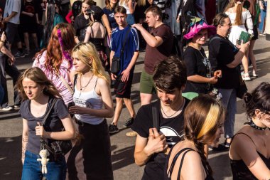 Kharkiv, Ukrayna, 5 Temmuz 2025 Cosplay partisi Harkiv sokaklarında. Şehir bombalama tehdidi altındayken ve ülke savaş içindeyken sokaklarda manga karakterler gibi giyinmiş gençler geçit töreni yapıyor..