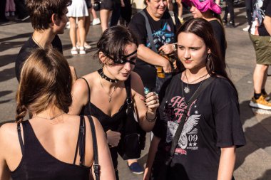 Kharkiv, Ukrayna, 5 Temmuz 2025 Cosplay partisi Harkiv sokaklarında. Şehir bombalama tehdidi altındayken ve ülke savaş içindeyken sokaklarda manga karakterler gibi giyinmiş gençler geçit töreni yapıyor..