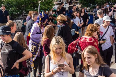 Kharkiv, Ukrayna, 5 Temmuz 2025 Cosplay partisi Harkiv sokaklarında. Şehir bombalama tehdidi altındayken ve ülke savaş içindeyken sokaklarda manga karakterler gibi giyinmiş gençler geçit töreni yapıyor..
